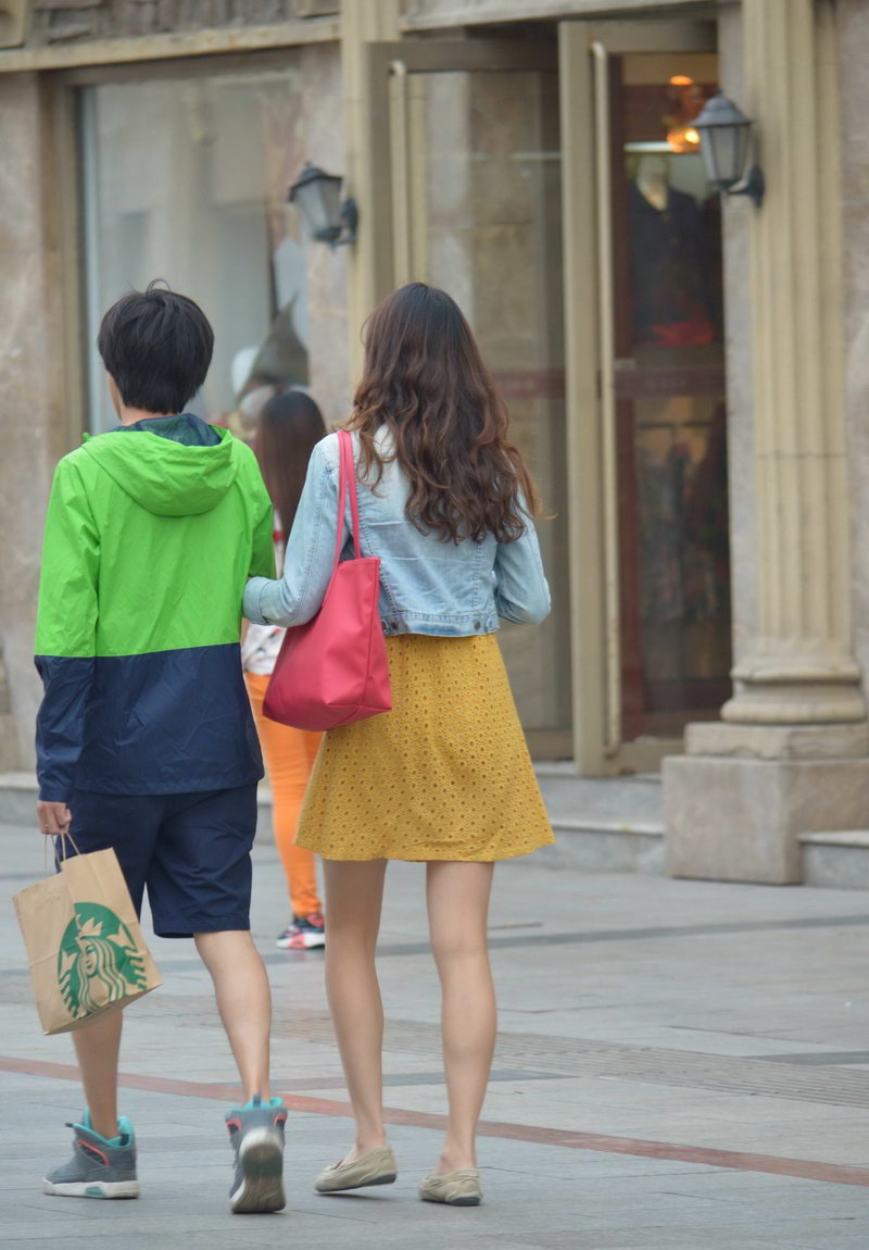 商业区街拍的美眉