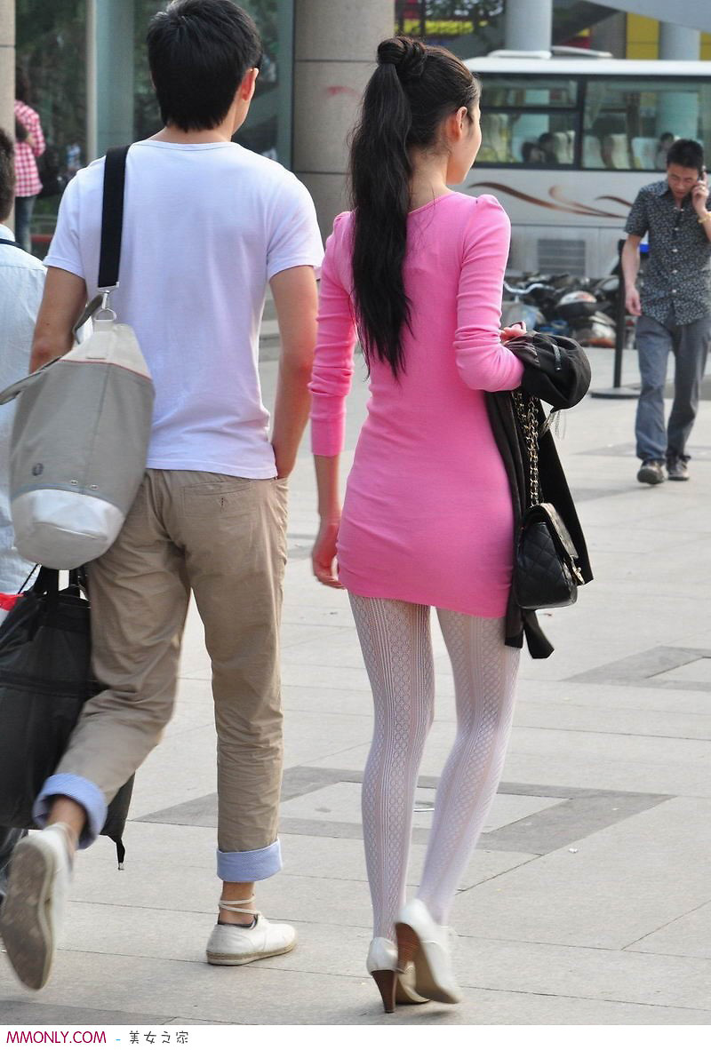 在上海街拍一个花纹丝袜美女，身材很好很性感的妹子