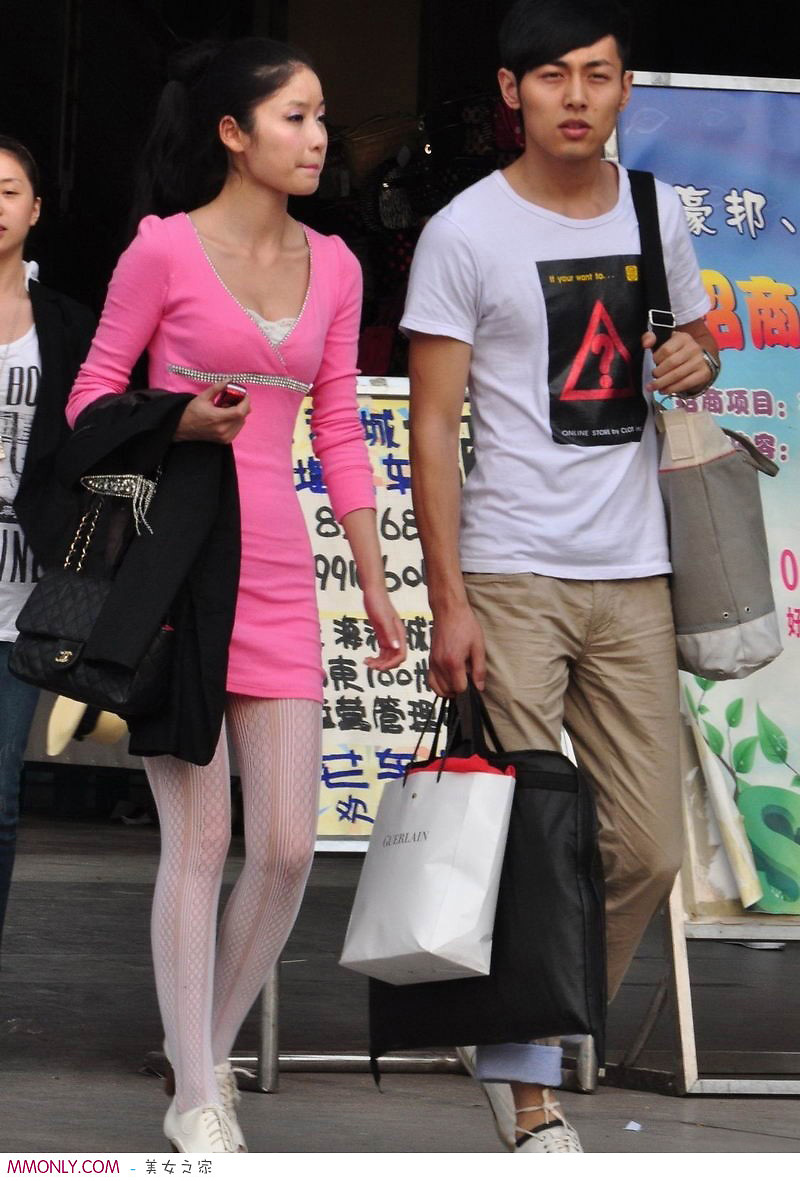 在上海街拍一个花纹丝袜美女，身材很好很性感的妹子