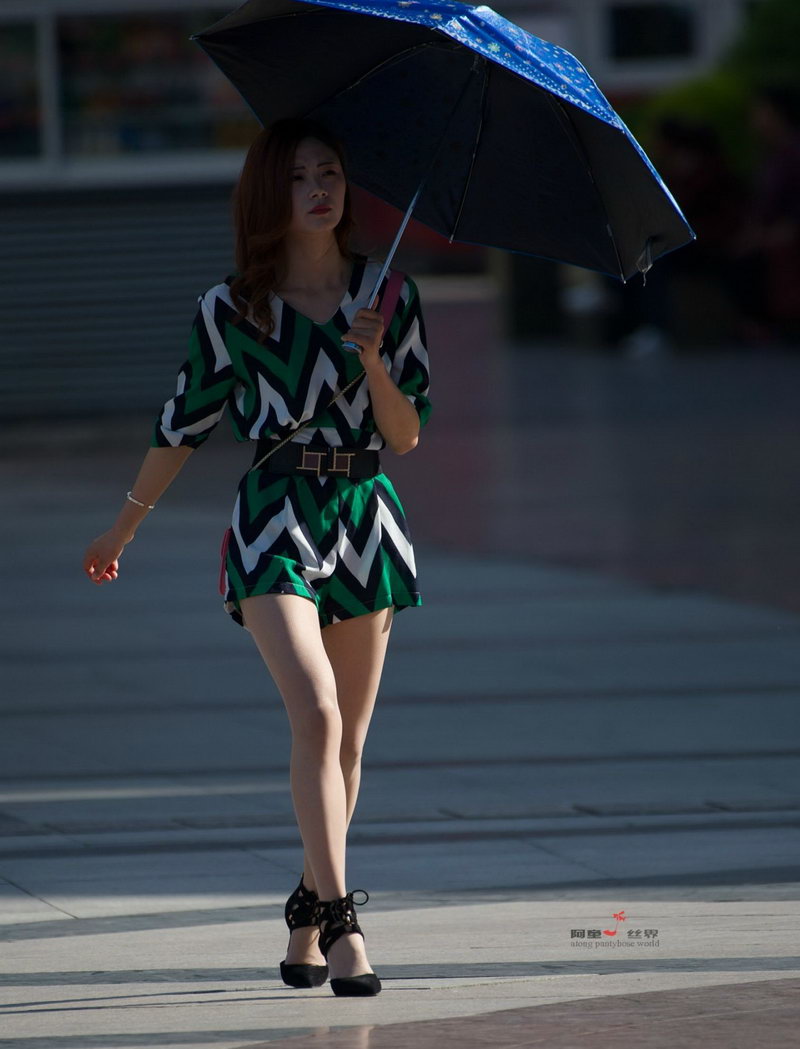 无锡街拍的撑伞美女