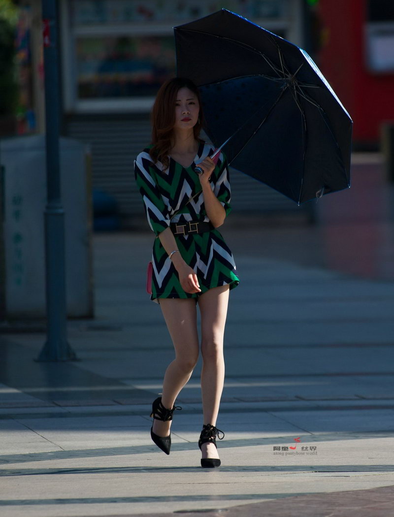 无锡街拍的撑伞美女