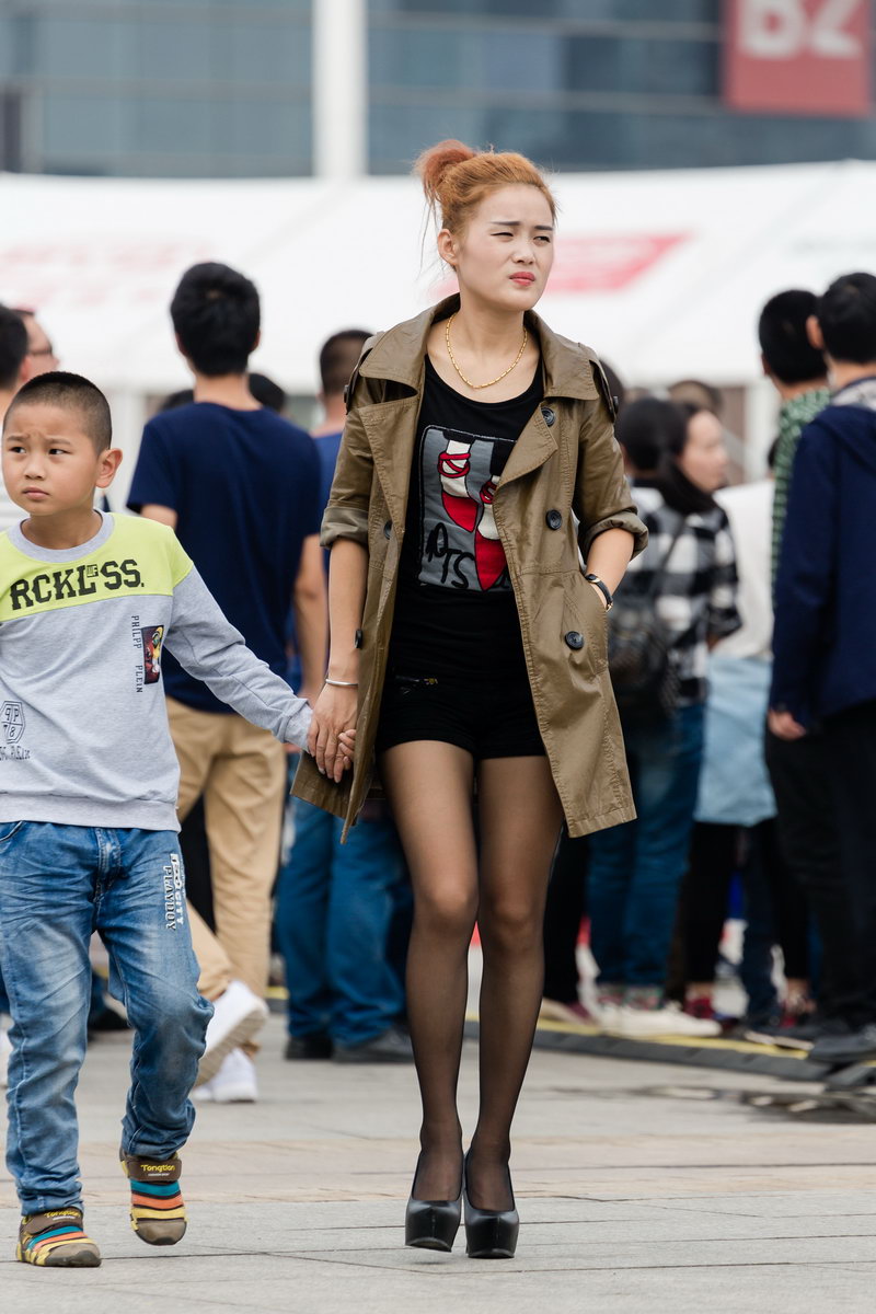 看比亚迪汽车的时候见到的姐姐