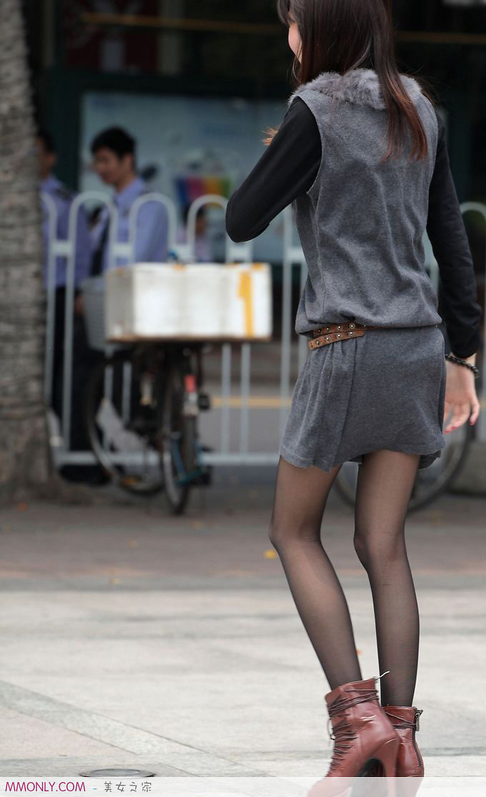 在步行街拍的一个很瘦的黑丝妹子