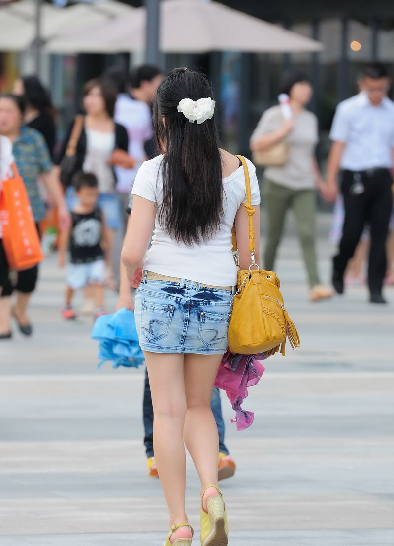 文化广场街拍的美女2