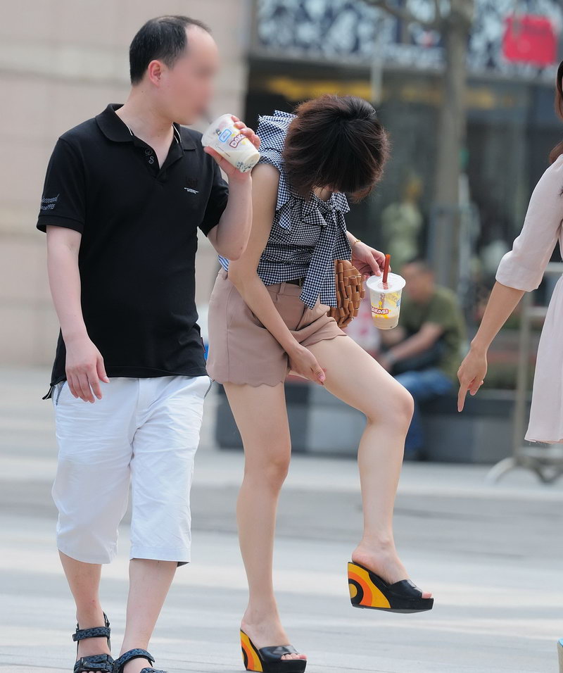 文化广场街拍的美女2