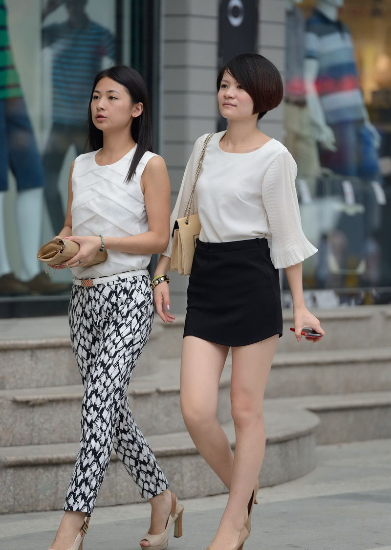 在新乡凯德广场街拍的两个美女(1)
