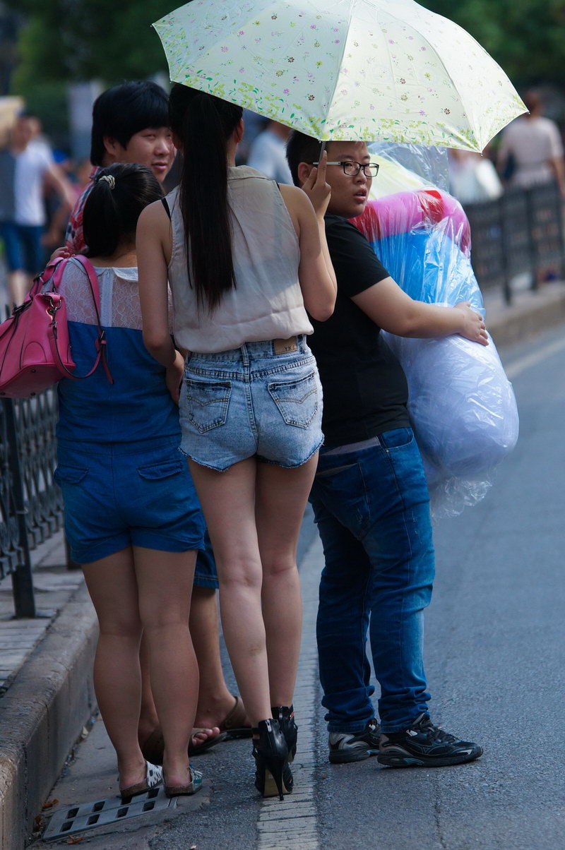 高跟鞋牛仔短裤妹子