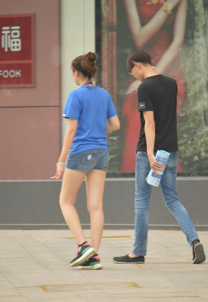 周大福金店门口街拍的MM