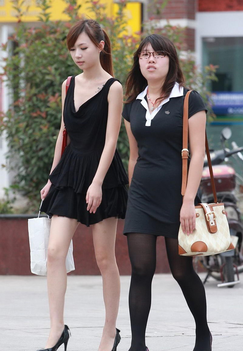 在高校门口街拍短裙美腿大学生妹子(1)