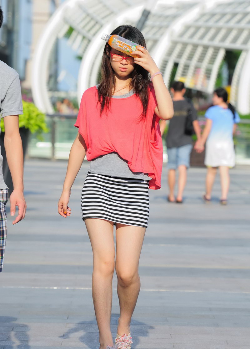条纹短裙美眉