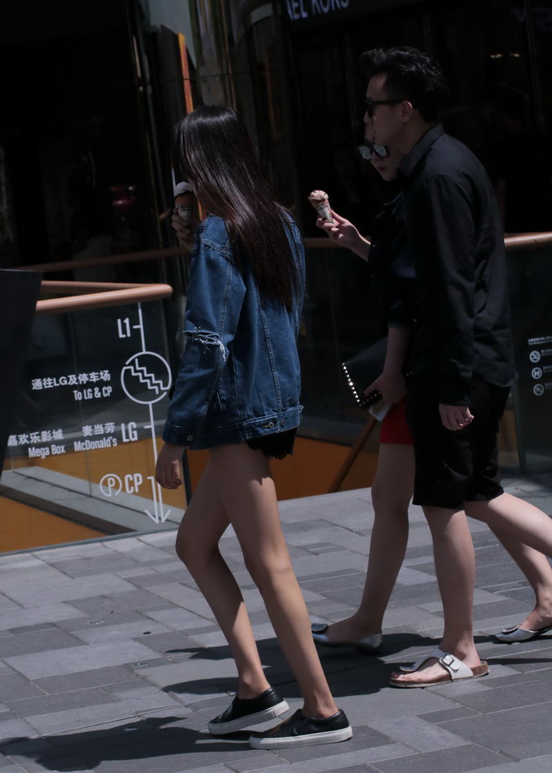 上海街拍的时尚女生