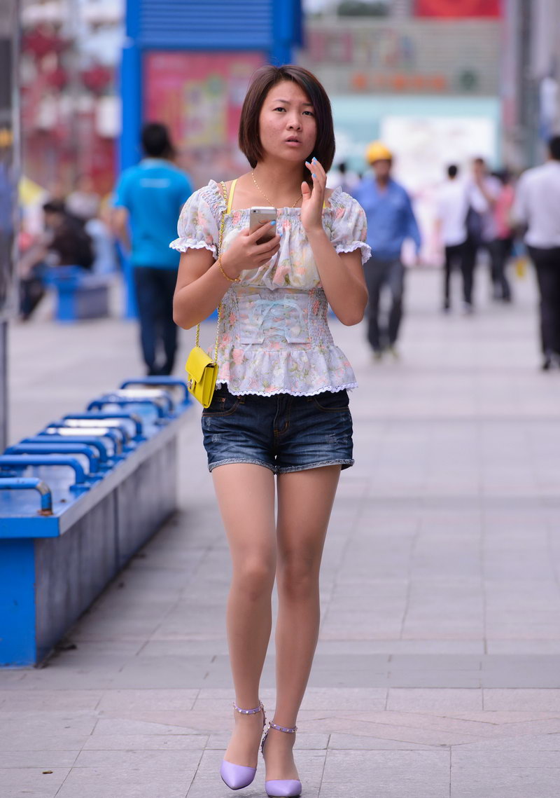 杭州街拍看手机的美女