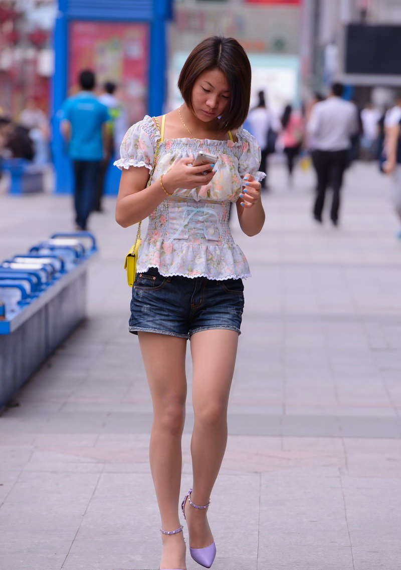 杭州街拍看手机的美女