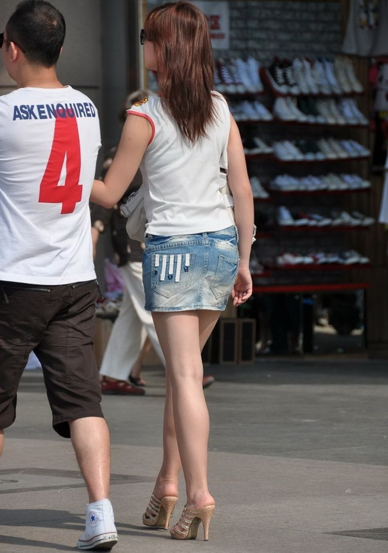在南京街拍的牛仔短裙少妇穿着丝袜