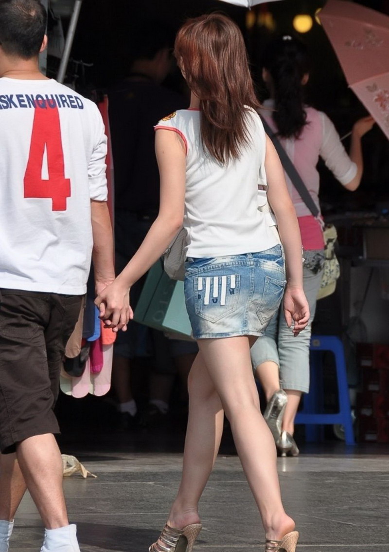 在南京街拍的牛仔短裙少妇穿着丝袜
