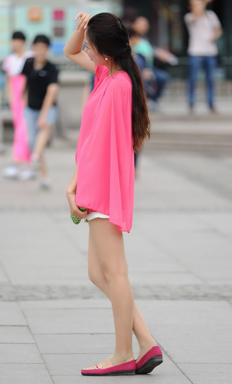 穿着时尚粉色薄纱裙的妹子(1)