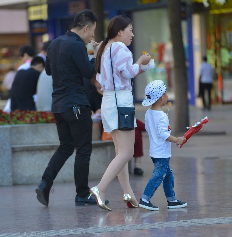 联想电脑专卖店门口的美女