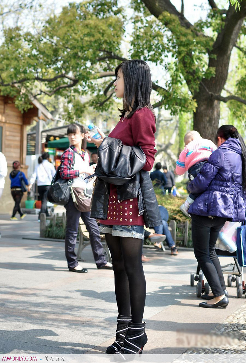 在旅游景点拍的很丝袜黑丝美女