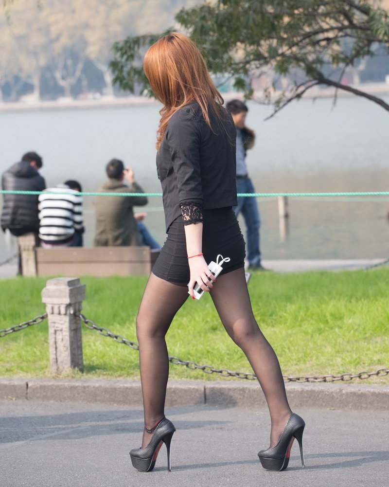 在公园街拍到的黑丝袜制服包臀短裙美女