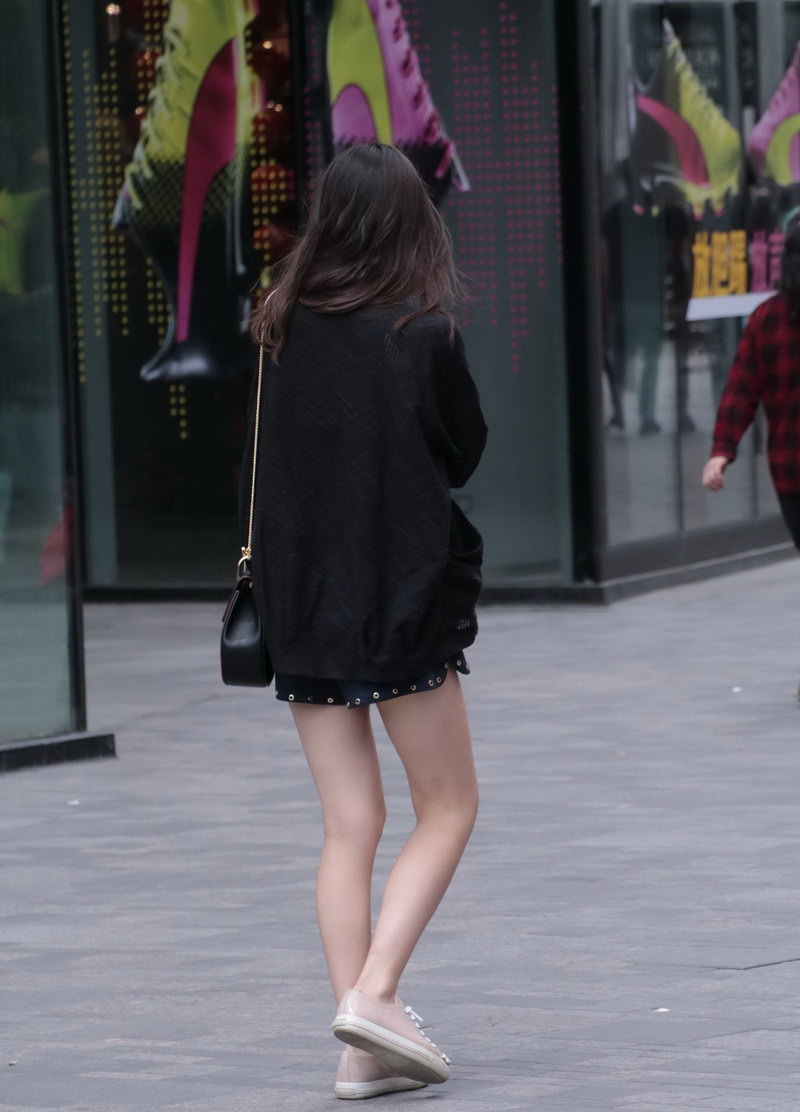 恒隆广场街拍的黑衣服美腿美女
