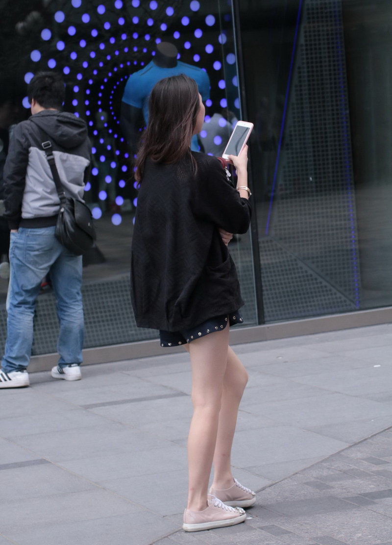 恒隆广场街拍的黑衣服美腿美女(1)