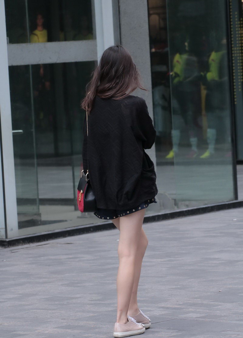 恒隆广场街拍的黑衣服美腿美女