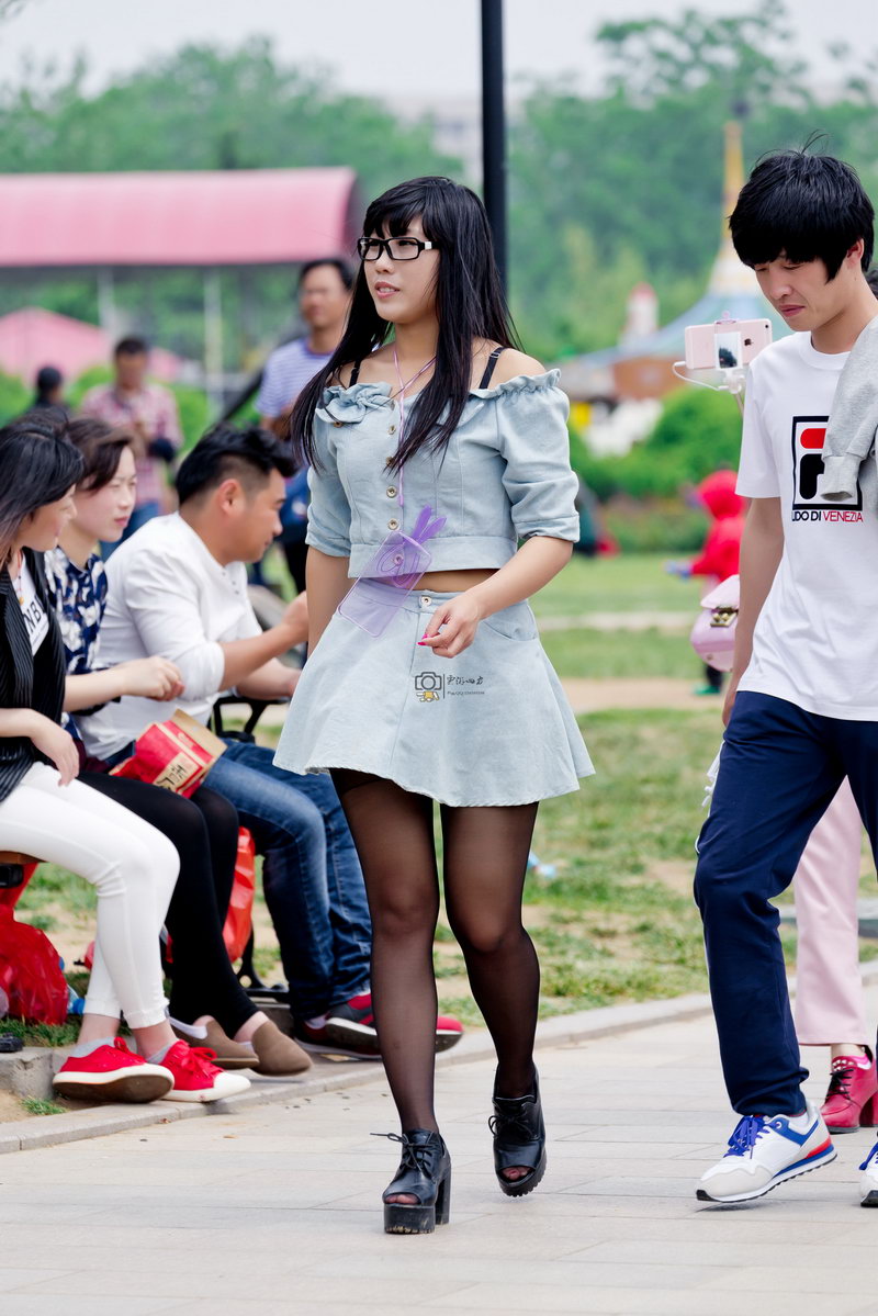 公园里的黑丝袜女生