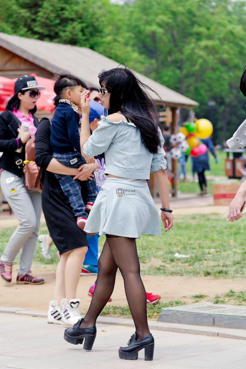 公园里的黑丝袜女生