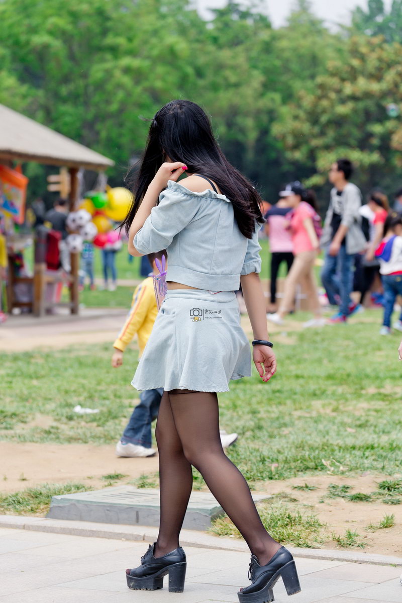 公园里的黑丝袜女生