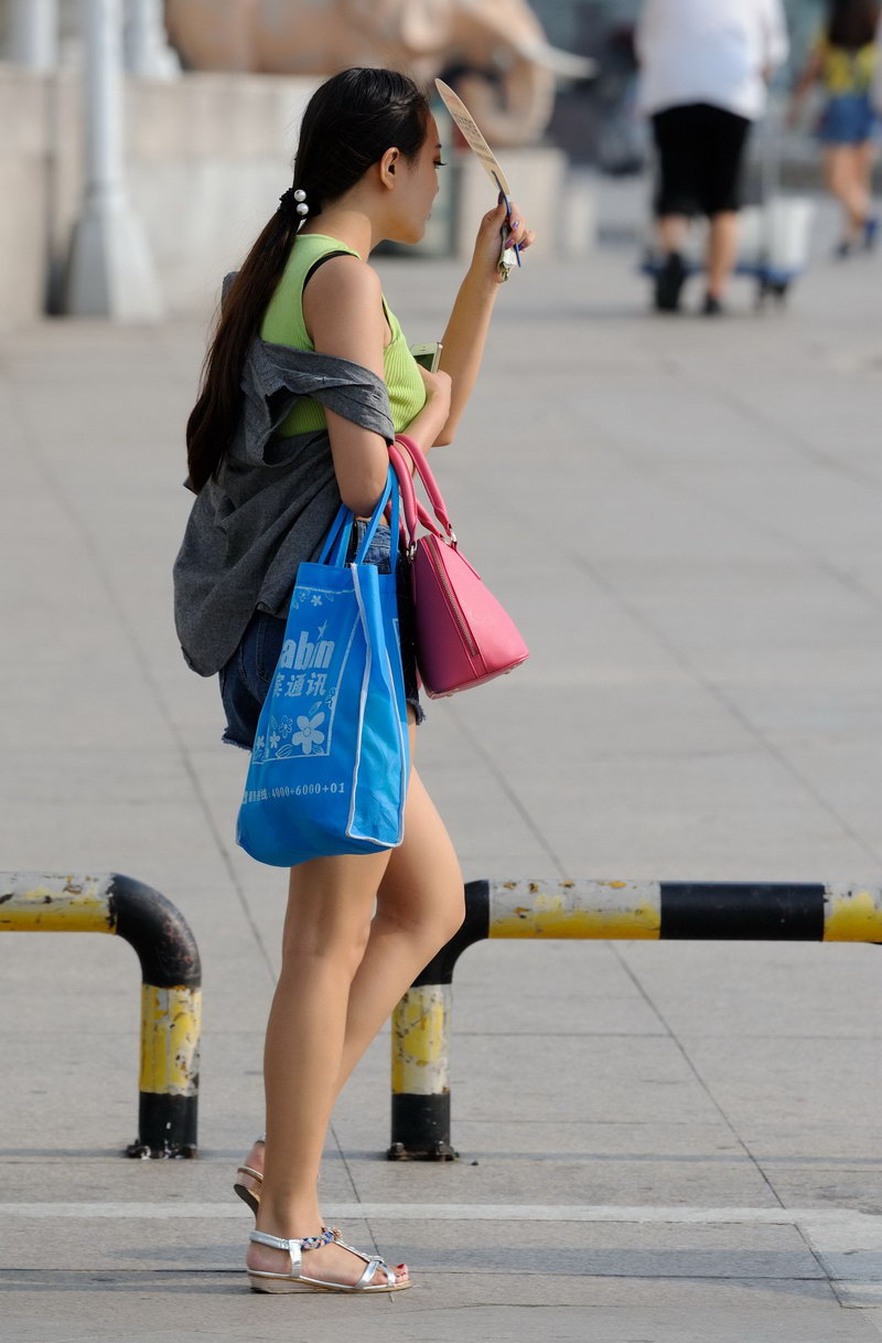 华滨通讯附近街拍的美女
