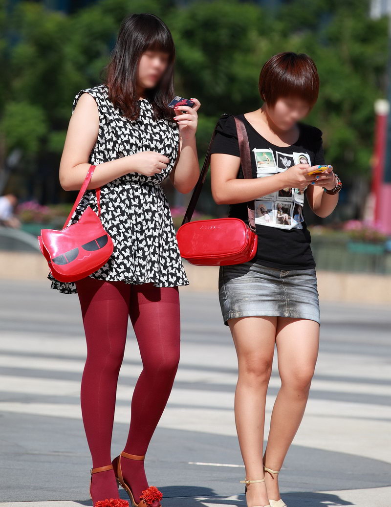 万达广场附近街拍的美女