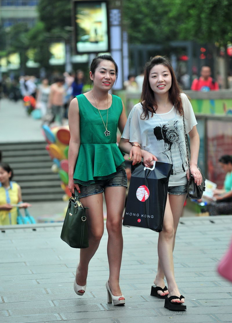 上海的商业区街拍的美女(1)