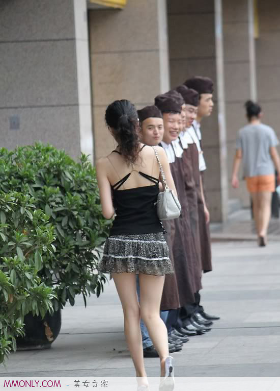 街拍时尚短裙美女,真是美腿啊