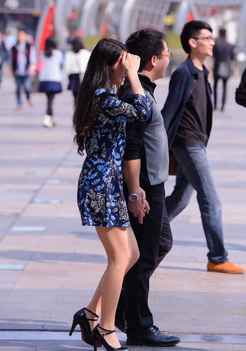 中大广场街拍的连衣裙美女
