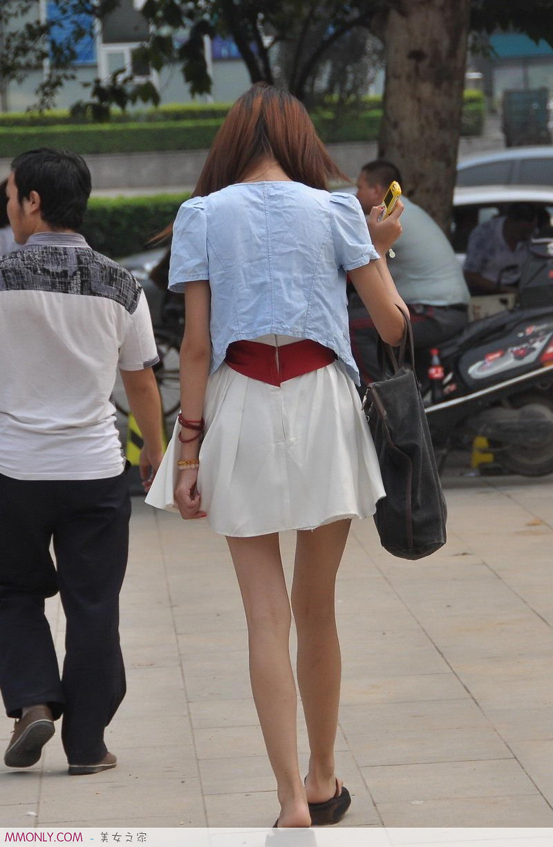 街拍一个纤瘦可爱的美女穿着时尚短裙(1)