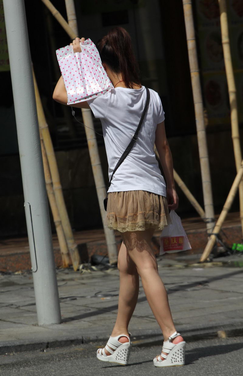 重庆大学街拍咖啡色短裙女生