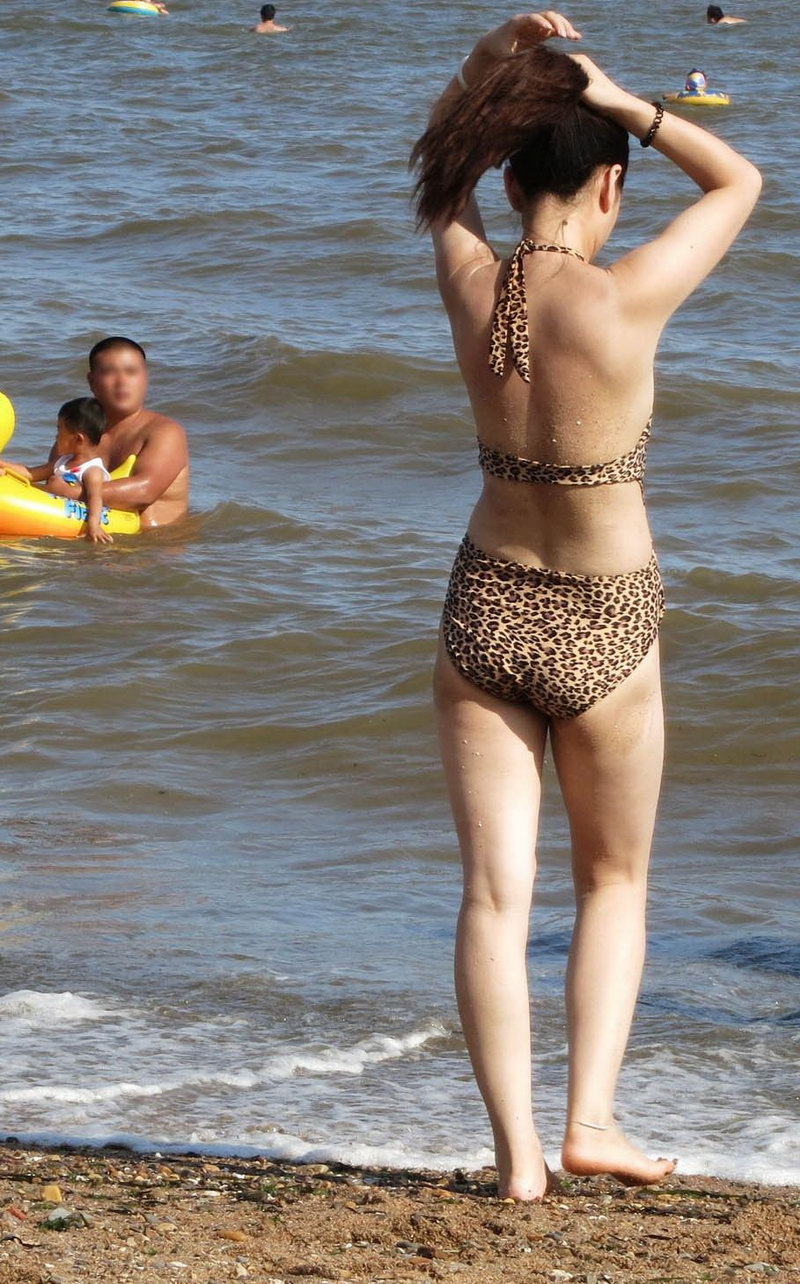 大连海边度假村的豹纹泳装美女