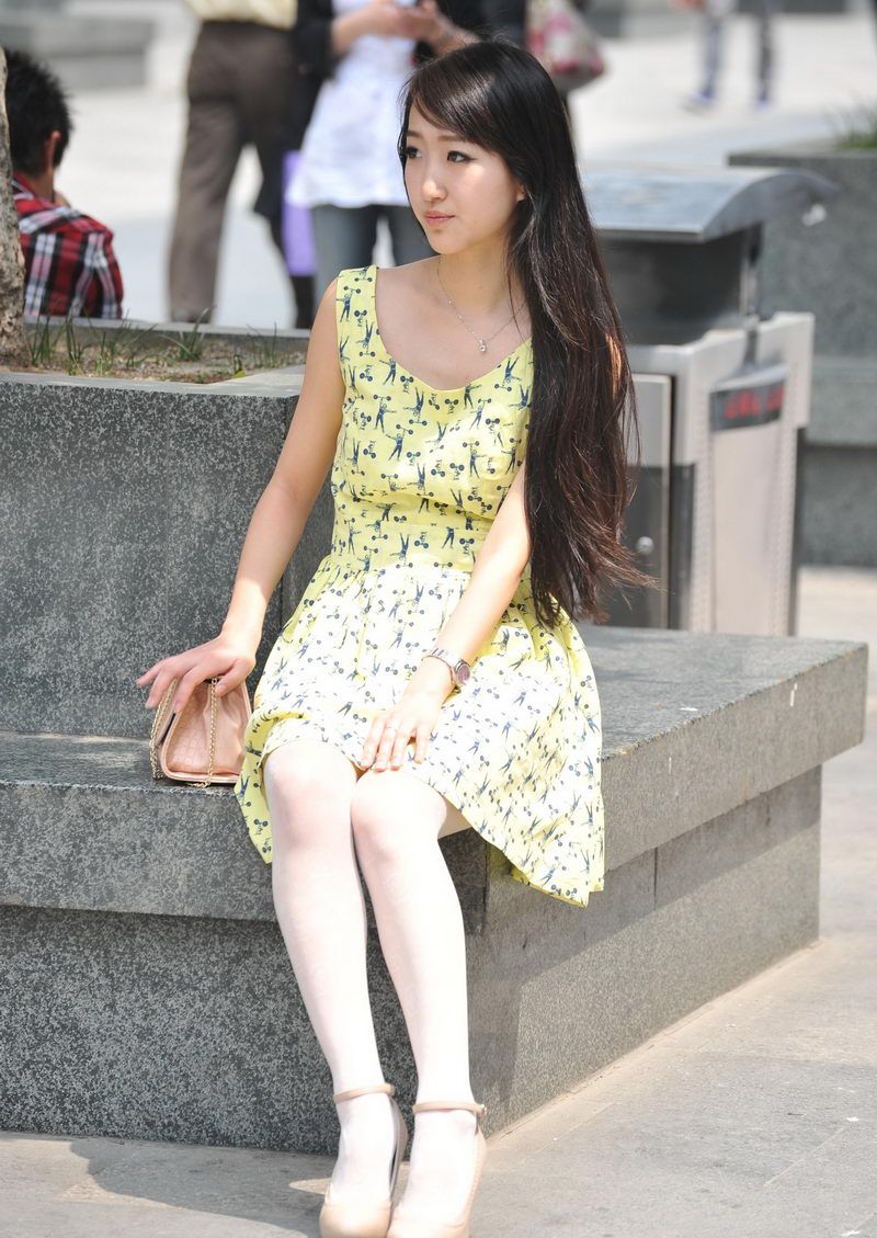 淄博一个广场街拍等人的花裙美女