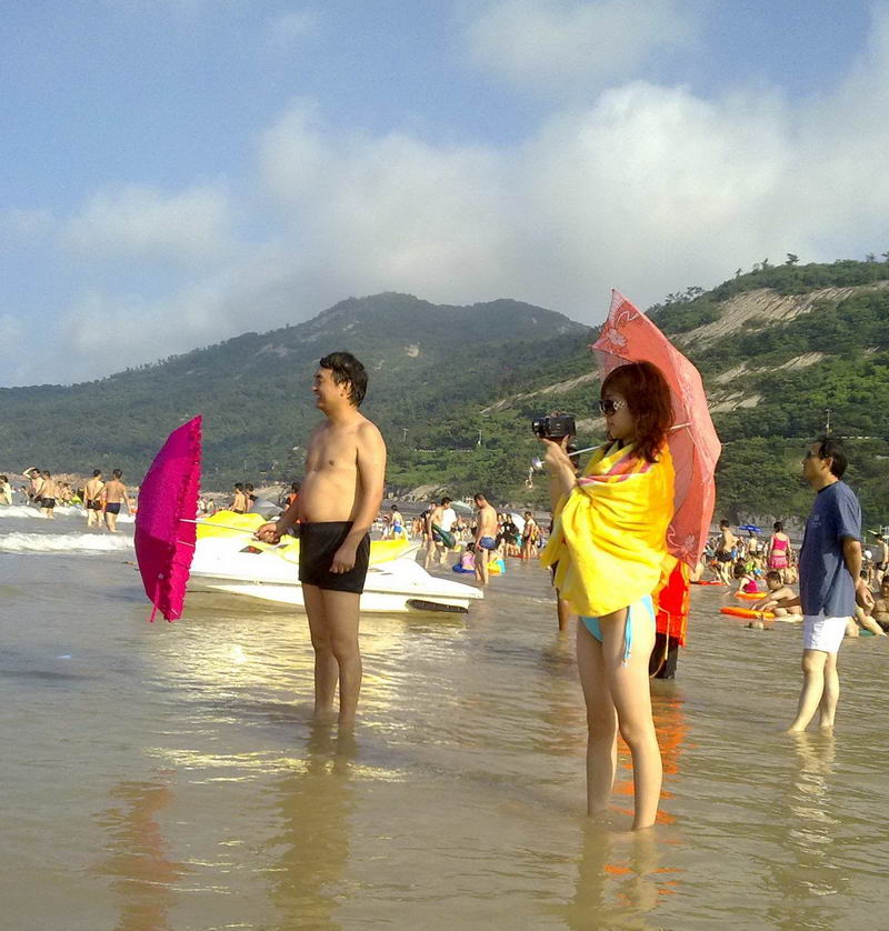 龙仔湾玩摩托艇的泳装美女