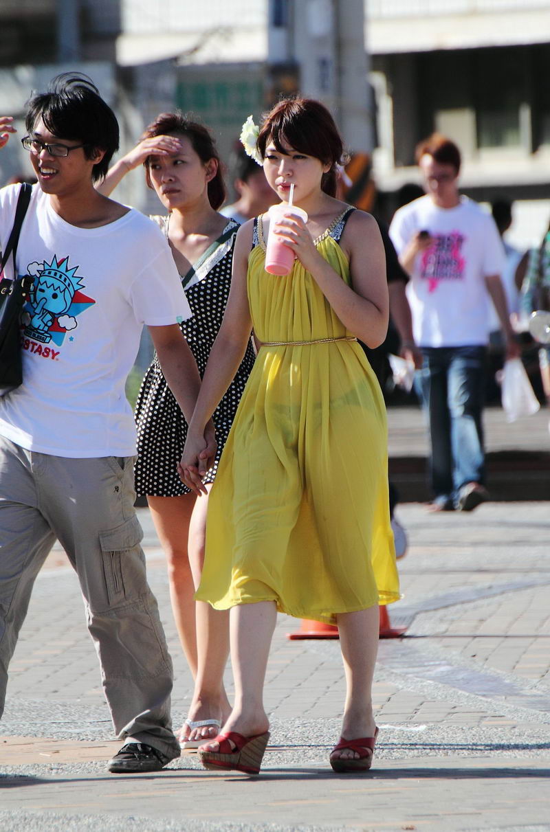 嘉陵公园街拍黄裙子女孩