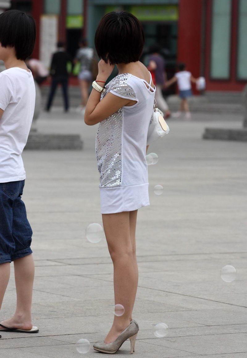 滨河公园街拍白色超短裙MM