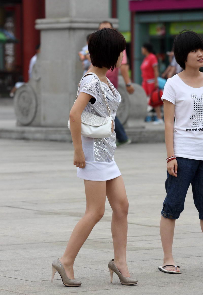滨河公园街拍白色超短裙MM