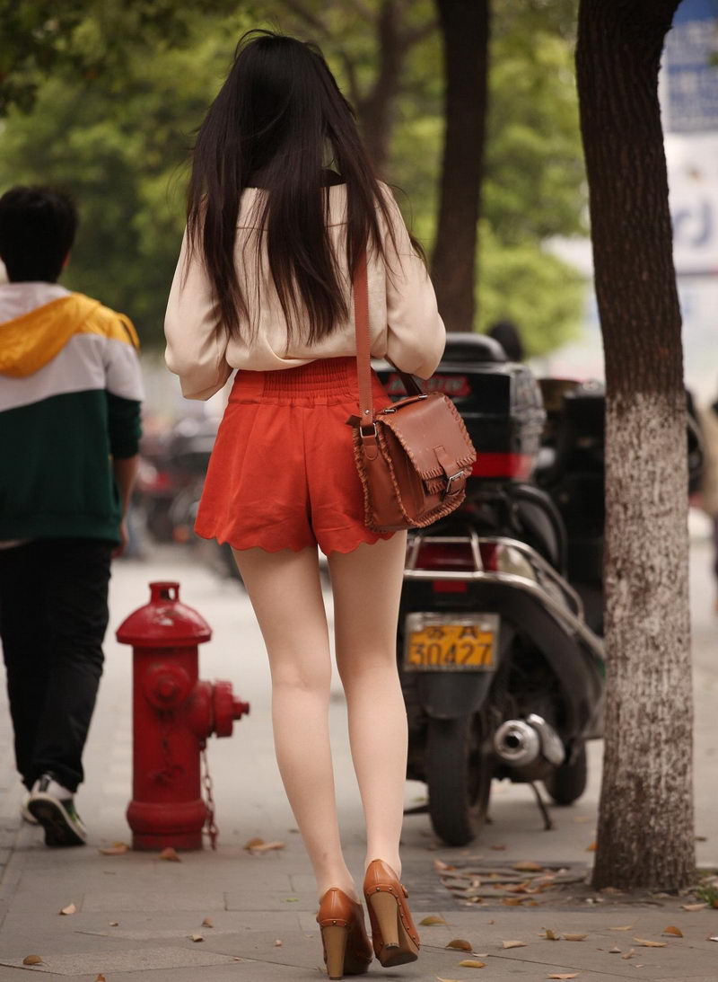 鹰潭市街拍的橘红色短裤美女