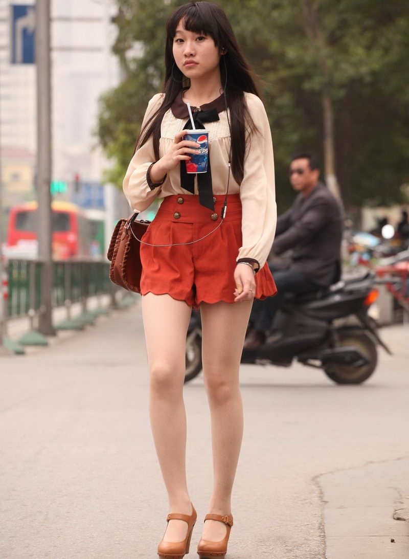 鹰潭市街拍的橘红色短裤美女(1)
