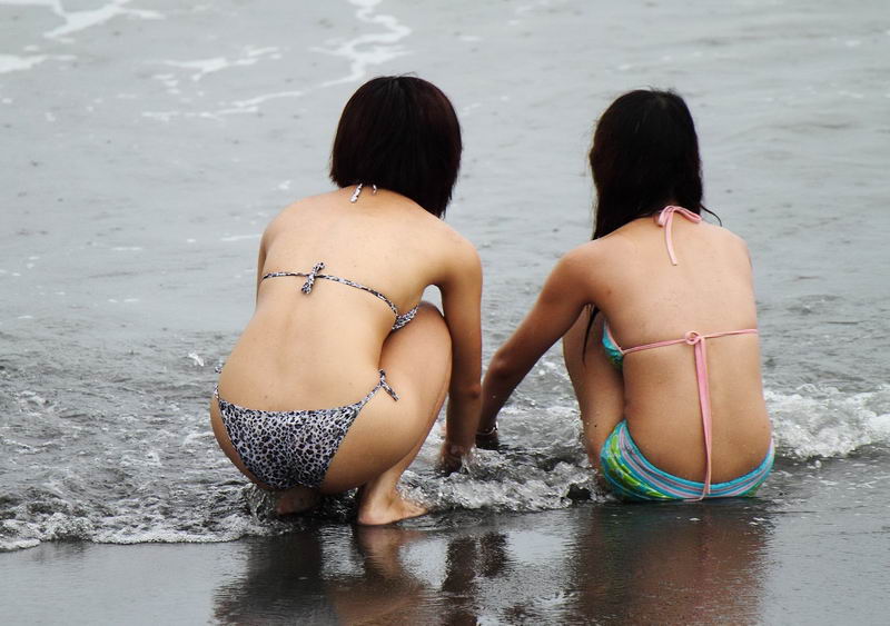 十里金沙海滩的两个比基尼美女