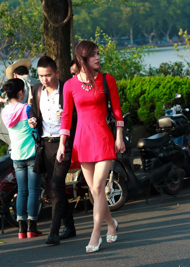 上海的公园街拍的美女