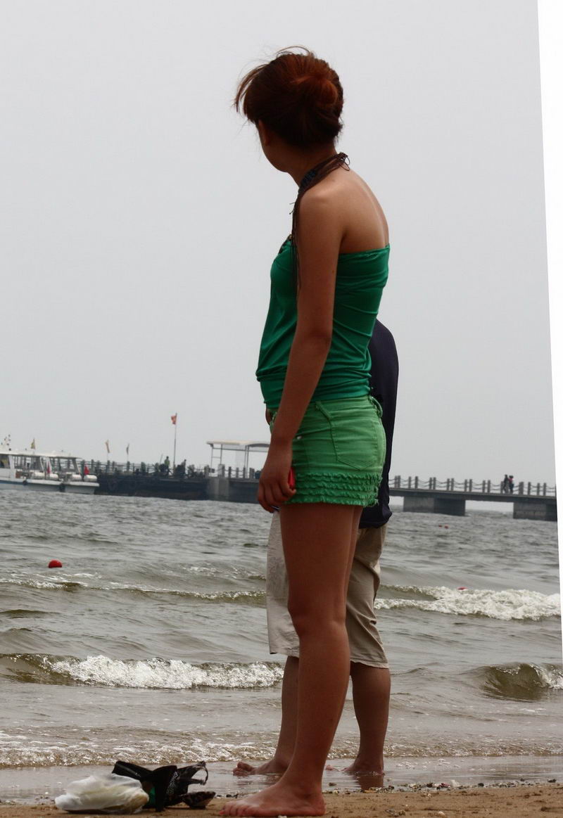 日照吴家台海滩浴场抓拍绿色短裙少妇