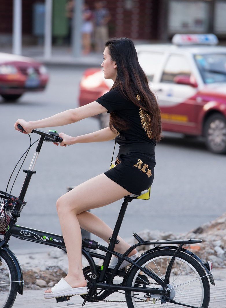街拍骑单车的性感美腿少妇(1)