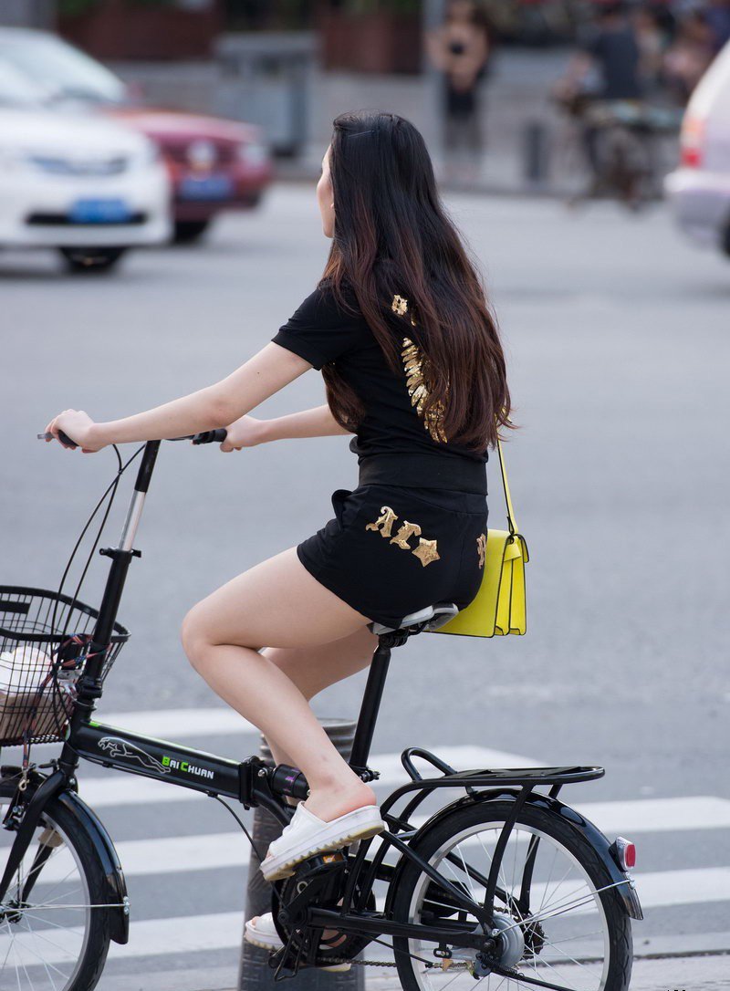 街拍骑单车的性感美腿少妇