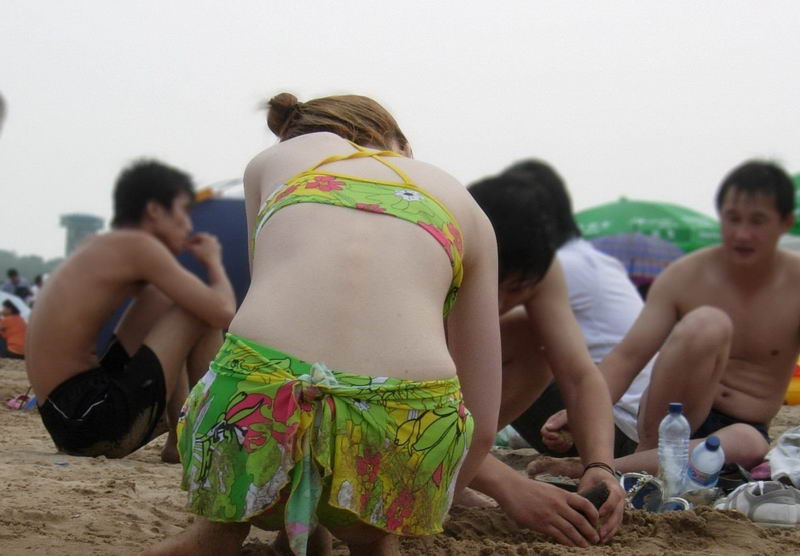 龙仔湾海滩的美女姐姐